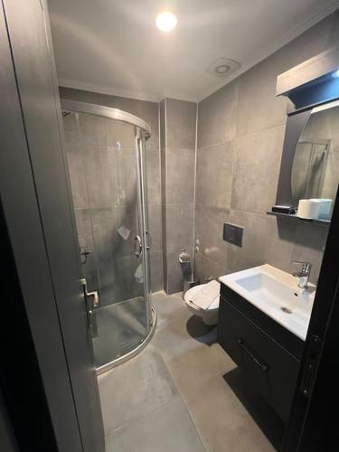 y baño con ducha y lavamanos. en İZMAH 1+1 Lüks Tatil evi…, en Fethiye