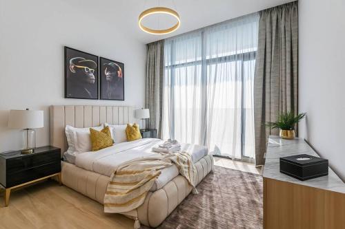 Postel nebo postele na pokoji v ubytování New Modern & Luxury 1BR JVC
