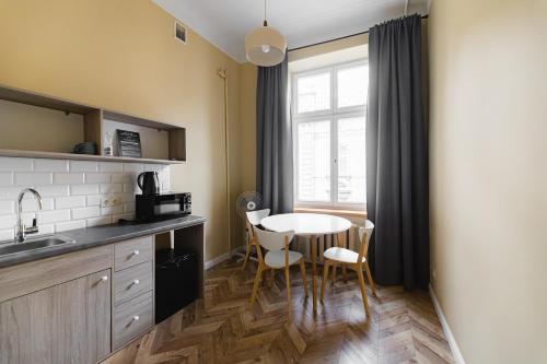Dapur atau dapur kecil di Apartments JustLvivIt at the Rynok Square