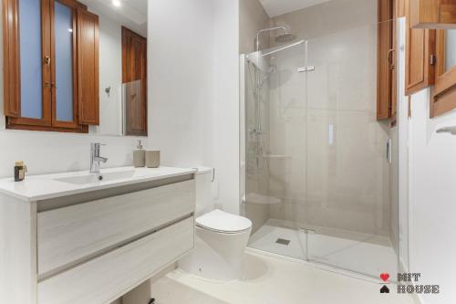 uma casa de banho com um chuveiro, um WC e um lavatório. em Cibeles Exclusive en Madrid em Madri