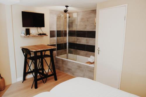 uma casa de banho com um chuveiro, um banco e uma mesa em Floatel - de Schans Alphen em Benedeneind