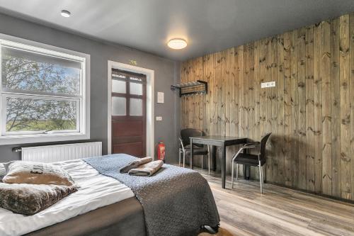 1 dormitorio con cama y escritorio. en Elding Apartments, en Ölfus
