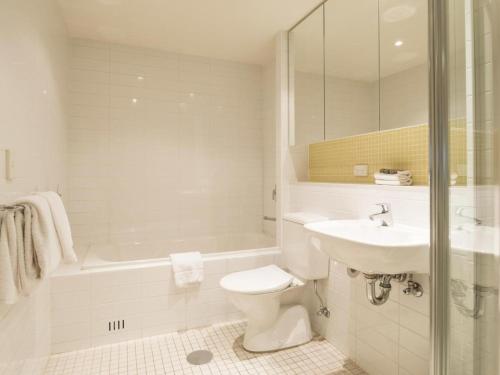 e bagno con servizi igienici, lavandino e vasca. di Liberty bay holiday Spacious two bedroom, two bathroom with sea views a Glenelg