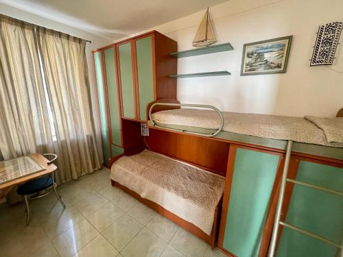 une chambre avec deux lits superposés et un bureau dans l'établissement 50 Mètres du Palais by Connexion, à Cannes