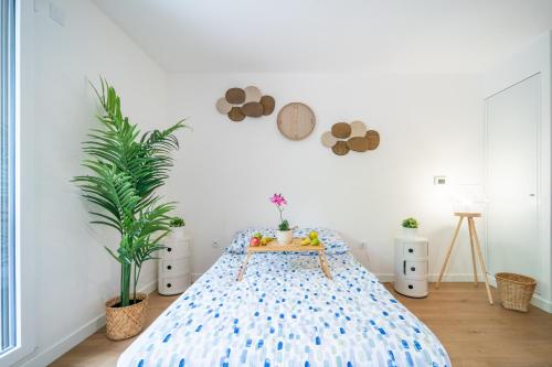 - une chambre avec un grand lit doté d'un couvre-lit bleu dans l'établissement Sensations - Studio dans le quartier daffaires, à Rueil-Malmaison