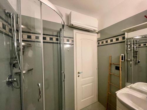 une salle de bain avec une douche en verre et un lavabo dans l'établissement 50 Mètres du Palais by Connexion, à Cannes