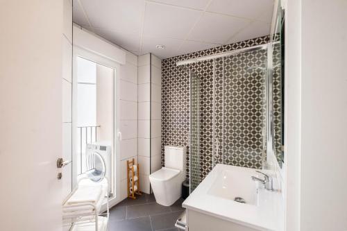 La salle de bains blanche est pourvue de toilettes et d'un lavabo. dans l'établissement Spacious Penthouse with Massive Terrace, à Valence