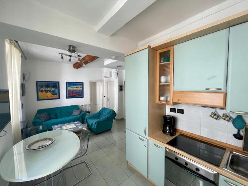 une cuisine et un salon avec une table et un canapé dans l'établissement 50 Mètres du Palais by Connexion, à Cannes