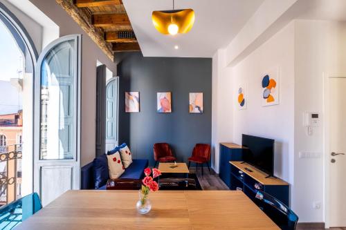 BrightHouse with Warm and Friendly Vibes