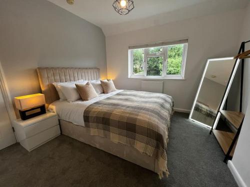 a bedroom with a large bed and a window at Modern, 3Bedroom, Free Parking, Central in Oxford