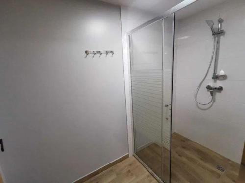 W łazience znajduje się prysznic ze szklaną kabiną prysznicową. w obiekcie Tanie Noclegi, kwatery, pokoje do wynajęcia , TARGI KIELCE w Kielcach