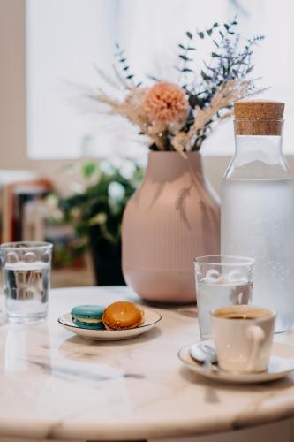 une table avec deux assiettes de nourriture et une bouteille de lait dans l'établissement Bel écrin sur l'île de Nantes - GARE TGV, CHU, CONGRES, à Nantes