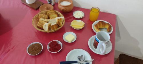 ein Tisch mit Brot und anderen Lebensmitteln darauf in der Unterkunft La Candelaria in Humahuaca