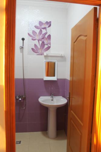 a bathroom with a sink and a toilet at Daya rental 2 in Asilah