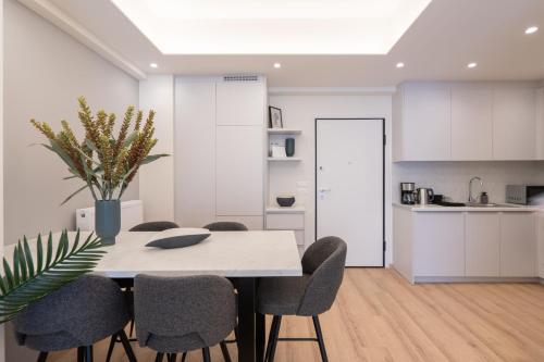 een keuken en eetkamer met een tafel en stoelen bij Newly Renovated 2 Bedroom Apartment, 5min to metro in Athene