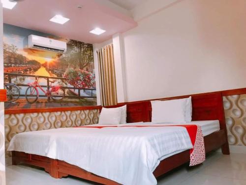 a bedroom with two beds and a large window at OYO NGUYỄN TRUNG HOTEL in Vung Tau