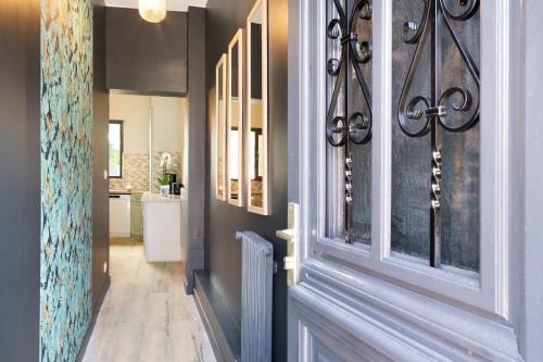 un pasillo con una puerta y una cocina en una casa en Maison et Jardin - Chambre Cosy en Amiens