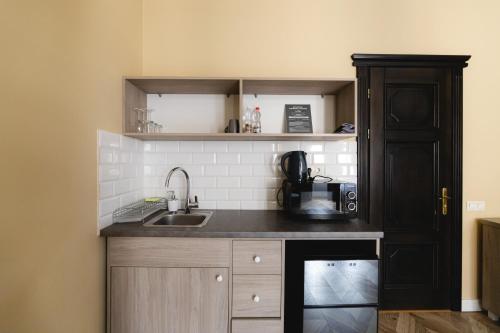 Dapur atau dapur kecil di Apartments JustLvivIt at the Rynok Square