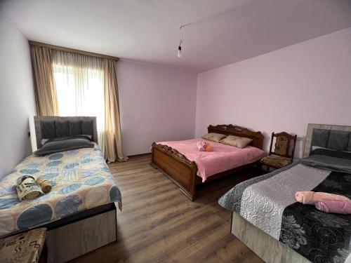 1 dormitorio con 2 camas y ventana en Arman Bed and Breakfast en Halidzor
