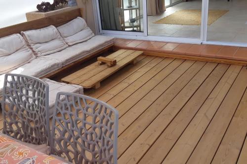 - un salon avec un canapé et du parquet dans l'établissement Mini Villa - Vue mer, à Serra-di-Ferro