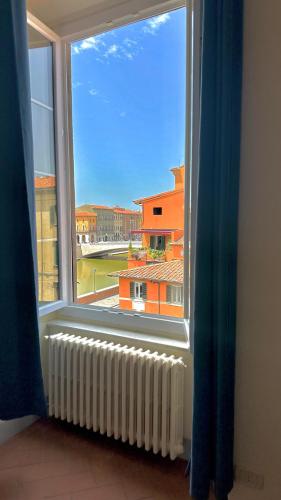 a window with a view of a building at B&B -Di Piazza Cairoli in Pisa