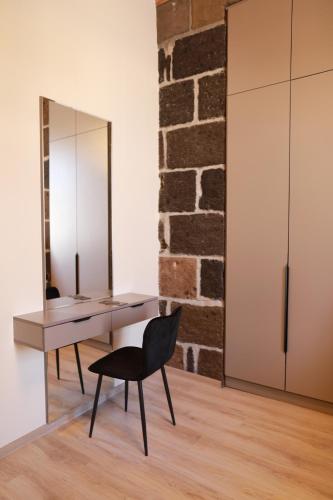 a desk with a mirror and a chair in a room at ZERO GUESTHOUSE in Gyumri