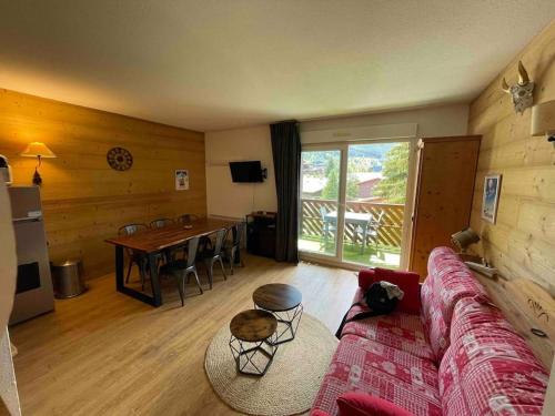 a living room with a couch and a table at App 4/6 pers plein centre des 2alpes 100 m pistes in Les Deux Alpes