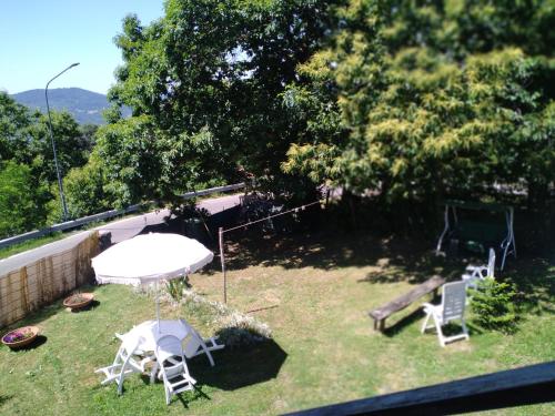 eine Luftansicht auf einen Hinterhof mit einem Tisch und Stühlen in der Unterkunft Casa di montagna con spazio all'aperto 