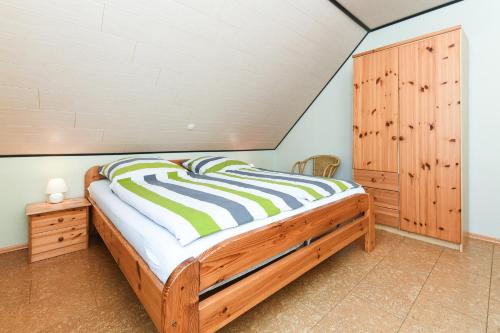 Postel nebo postele na pokoji v ubytování Ferienwohnungen im Haus Flinthörn