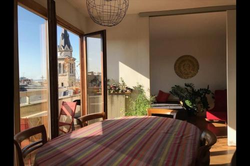 mesa de comedor con vistas a un edificio en Le charme de Montmartre à ciel ouvert, en París