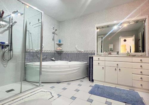 een badkamer met een bad, een douche en een wastafel bij CostaBlancaDreams Casa Azul in Calpe in Calpe