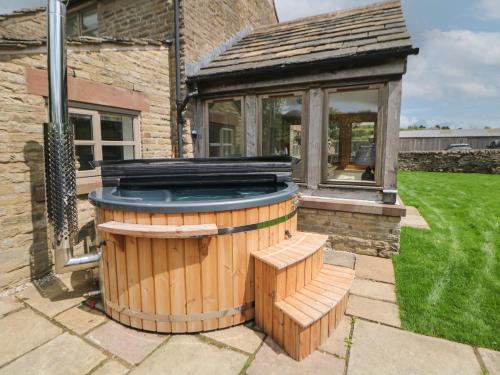 a hot tub in the backyard of a house at Stag Cottage in Macclesfield