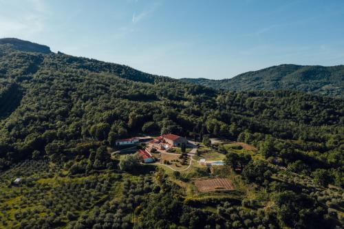 una vista aérea de una casa en las montañas en VIN Hotel - Wine Resort and Agriturismo Montieri en Montieri
