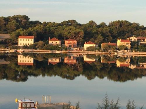 una pequeña ciudad a orillas de un lago en Apartman Elena, en Verunić