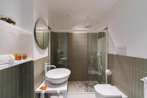 Un baño con inodoro y ducha de cristal. en Gio Mar Blu, en Piano di Sorrento