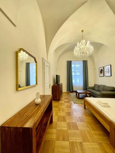 un soggiorno con un tavolo e uno specchio di Masná 20C- Old Town Residence a Praga