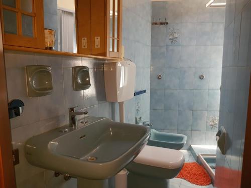 Ванная комната в Affitta stanza da Raffa e Paola