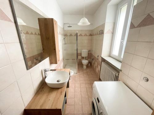 La salle de bains est pourvue d'un lavabo, de toilettes et d'une baignoire. dans l'établissement Cascina Solaro, à Asti