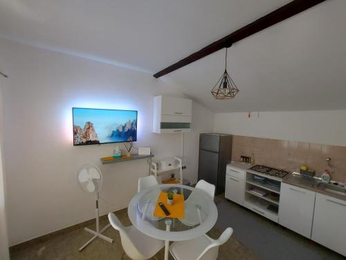 uma cozinha com mesa e cadeiras num quarto em Kuća za odmor TONI em Zaglav