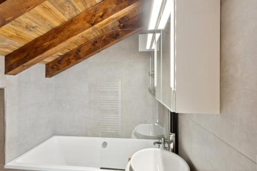 ein Badezimmer mit einem weißen Waschbecken und einem WC in der Unterkunft Chalet Reine by Mrs Miggins in Val dʼIlliez