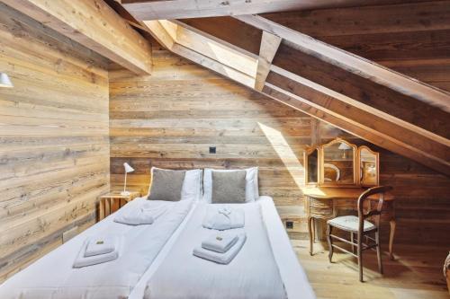 ein Schlafzimmer mit einem großen Bett im Dachgeschoss in der Unterkunft Chalet Reine by Mrs Miggins in Val dʼIlliez