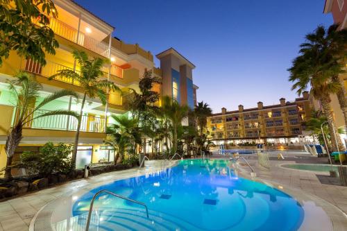 カレタ・デ・フステにあるHotel Chatur Costa Caletaのホテルの前のプール