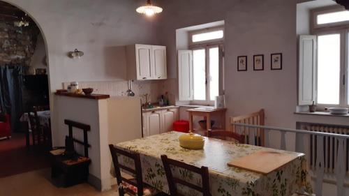 una cocina con una mesa con un tazón. en La casa Maestri a Cetona, en Cetona