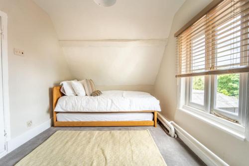 Katil atau katil-katil dalam bilik di 5 Bed Farmhouse Suitable for Contractors Private Parking
