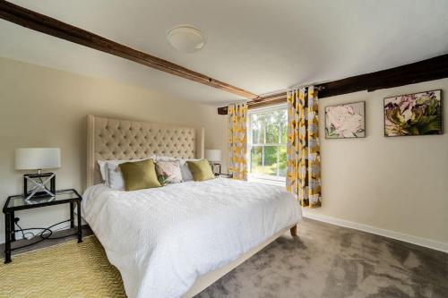 Katil atau katil-katil dalam bilik di 5 Bed Farmhouse Suitable for Contractors Private Parking