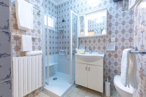 La salle de bains est pourvue d'une douche, d'un lavabo et de toilettes. dans l'établissement Palazzo Del Corso, à Ostuni