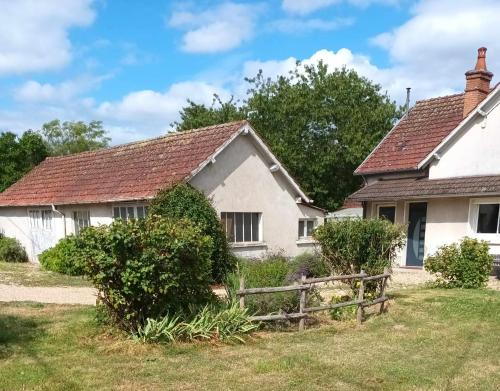 an old house with a fence in front of it at Chez Tartine in Thénioux