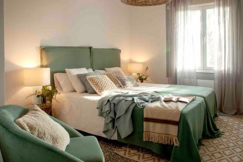 1 dormitorio con 1 cama grande y 1 silla en Villa Bonita en Alicante., en Elche