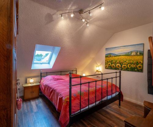 1 dormitorio con 1 cama y una pintura en la pared en Ferienwohnung Schulstr 8 Müden, en Müden
