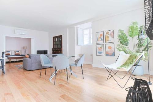 a living room with a table and chairs at Downtown Charming Apartments - Apartamento Poldras in Chaves